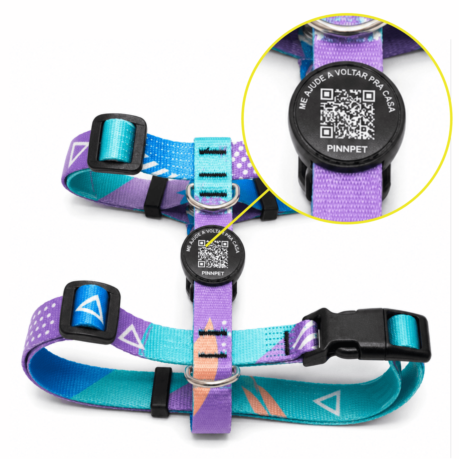 Tag PinnPet com QR Code aplicada em coleira de couro de marca parceira